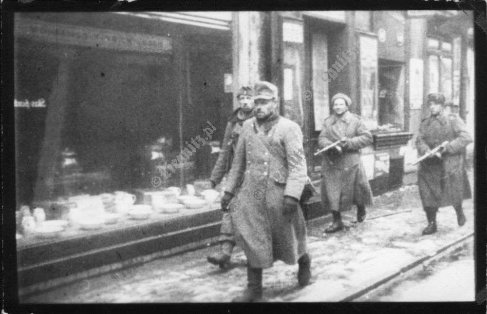 Rosjanie prowadzący niemieckiego jeńca na jednej z legnickich ulic. Kadr z radzieckiej kroniki filmowej. Fot. Muzeum Miedzi w Legnicy