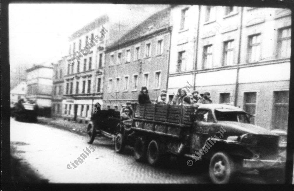 Radziecka ciężarówka wojskowa na ulicach Legnicy. Kadr z kroniki filmowej. Fot. Muzeum Miedzi w Legnicy